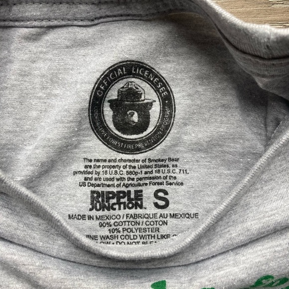 Grey Smokey Bear T-Shirt Size Small - Picture 3 of 4